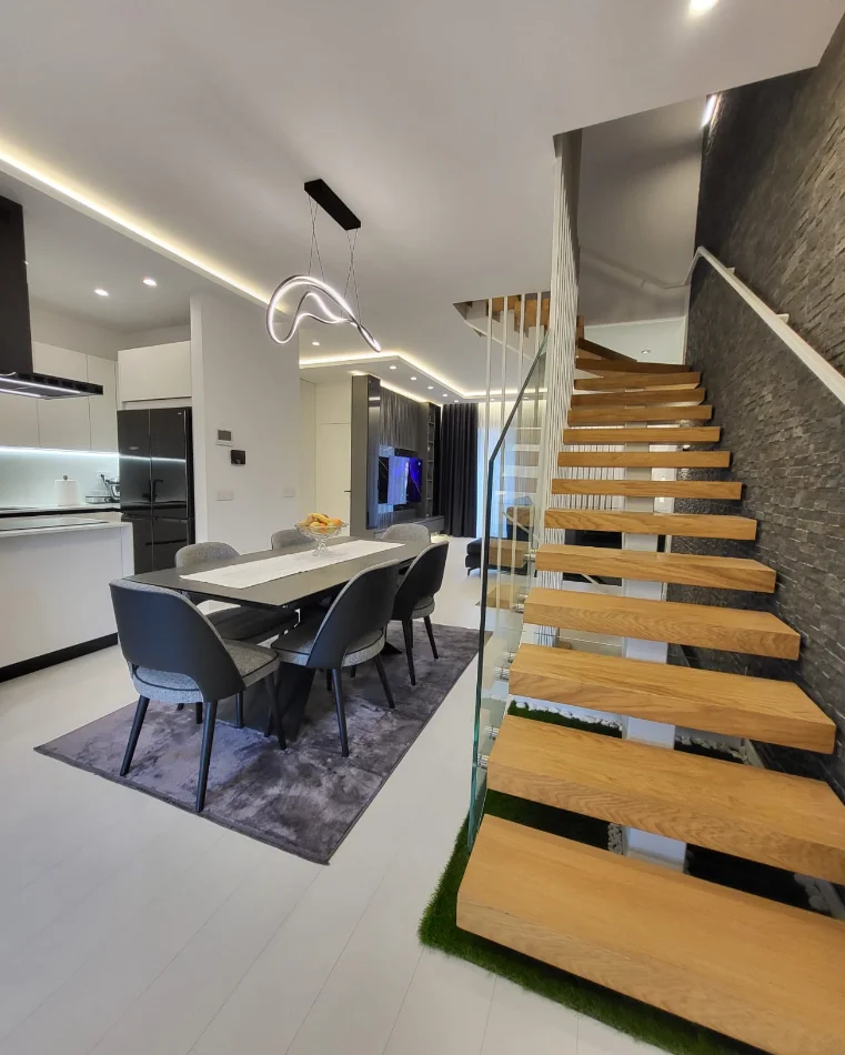 Tirane, shitet Vile 4+1+Aneks+Ballkon , 310 m² 700.000 € (Liqeni i Thate)