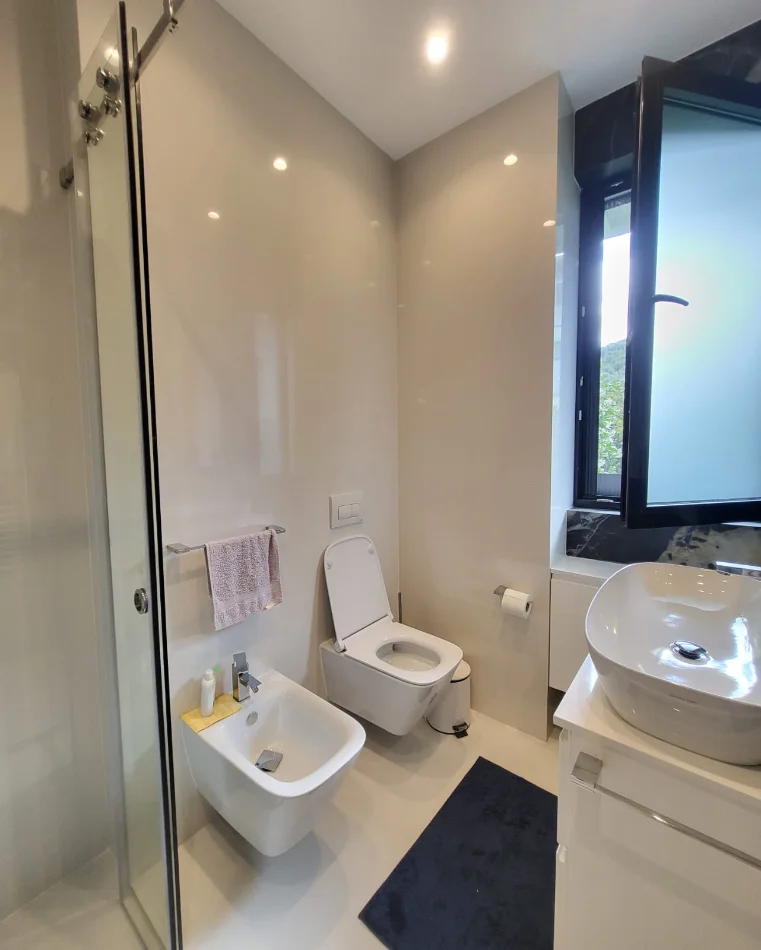 Tirane, shitet Vile 4+1+Aneks+Ballkon , 310 m² 700.000 € (Liqeni i Thate)