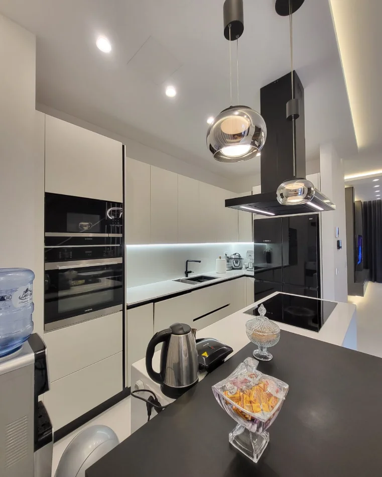Tirane, shitet Vile 4+1+Aneks+Ballkon , 310 m² 700.000 € (Liqeni i Thate)