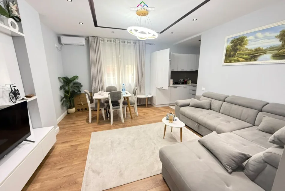 Tirane, jepet me qera apartament 2+1 Kati 3, 86 m² 820 € (frosina plaku)