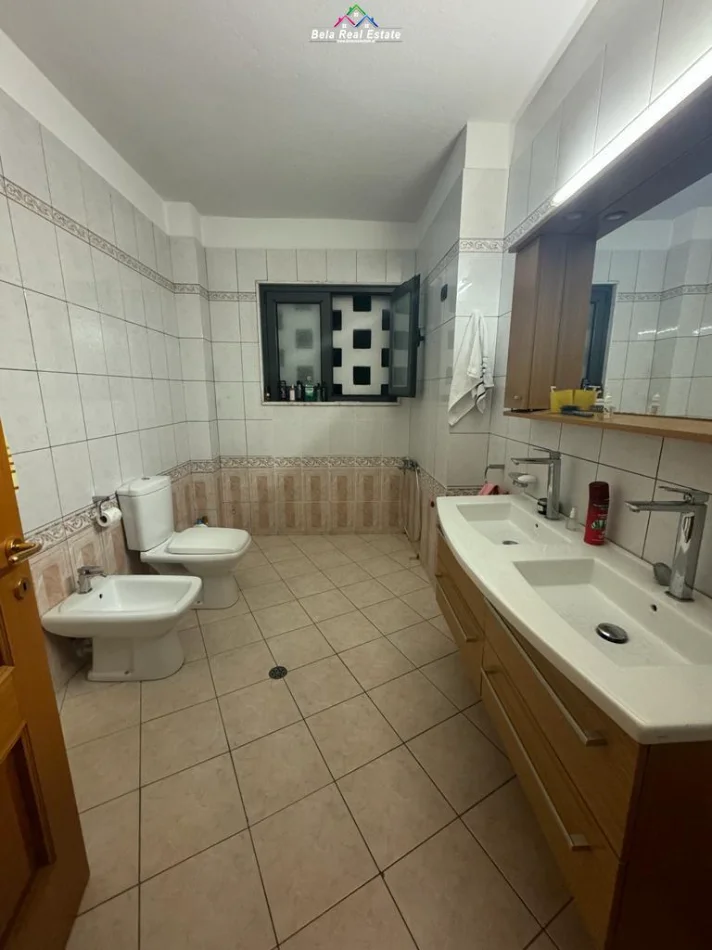 Tirane, jepet me qera apartament 3+1 Kati 5, 202 m² 1.360 € (rruga elbasanit)