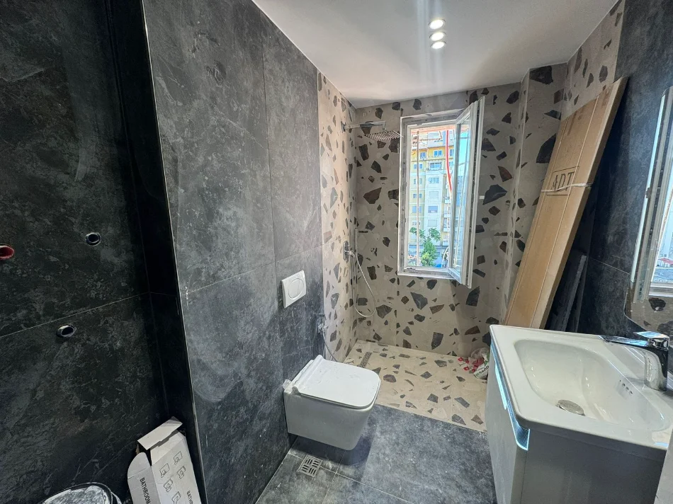 Durres, shitet apartament 1+1+Ballkon Kati 5, 45 m² 76.000 € (Apartament 1+1 per shitje ne Durres Qender)