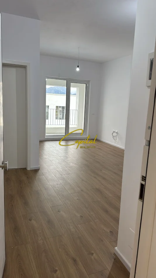 Tirane, jepet me qera apartament 1+1 Kati 5, 65 m² 300 € (ALI DEMI)
