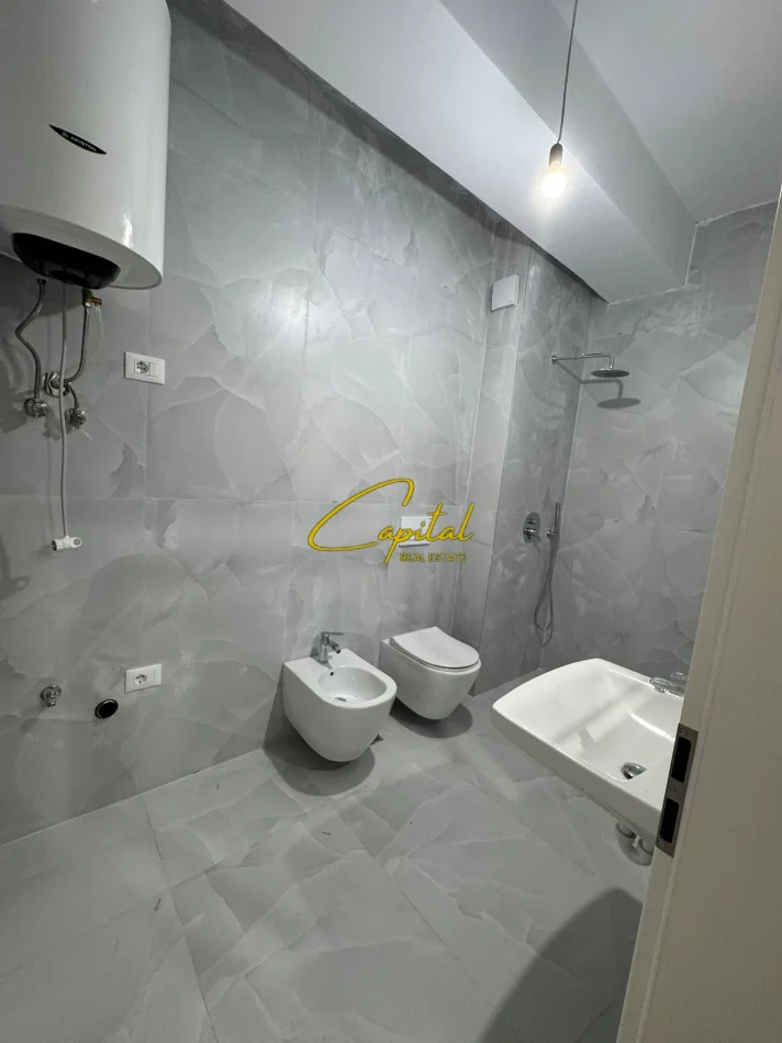 Tirane, jepet me qera apartament 1+1 Kati 5, 65 m² 300 € (ALI DEMI)
