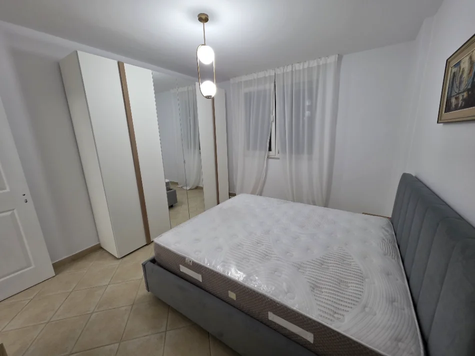 Tirane, jepet me qera apartament 1+1 Kati 4, 62 m² 650 € (Ish Ekspozita)