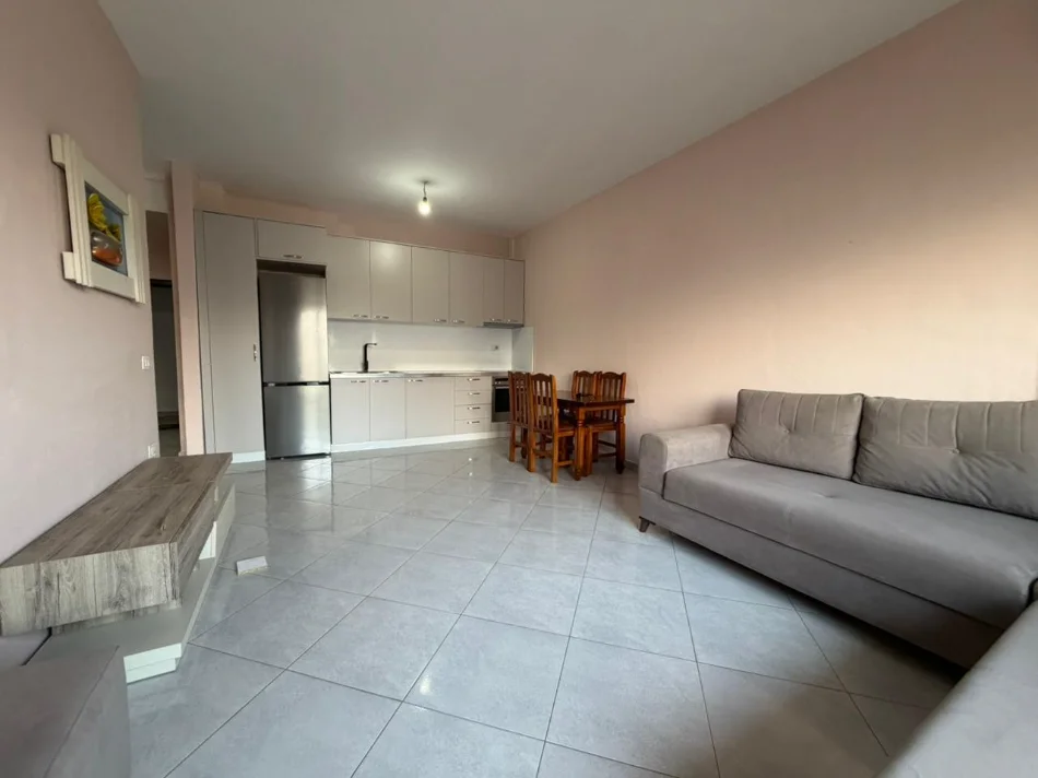 Tirane, jepet me qera apartament 2+1+Ballkon , 477 € (vila L)