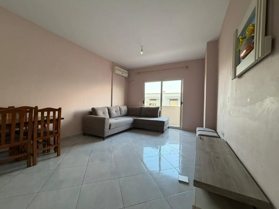 Tirane, jepet me qera apartament 2+1+Ballkon , 477 € (vila L)