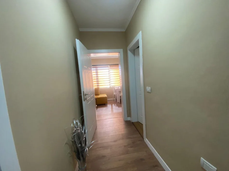 Tirane, jepet me qera apartament 2+1+Ballkon Kati 3, 70 m² 550 € (ish dogana)