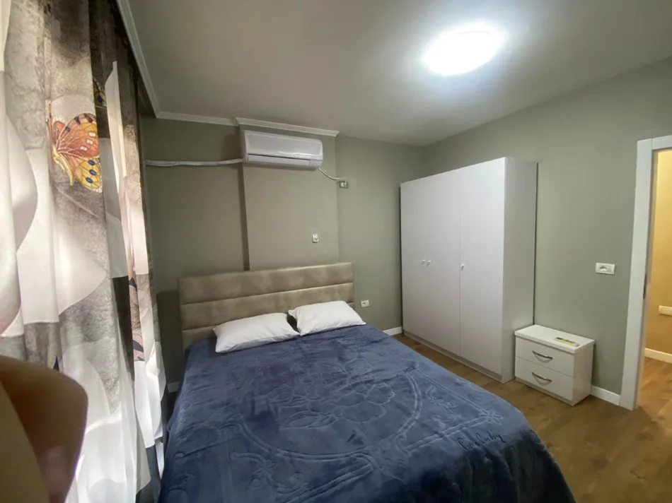 Tirane, jepet me qera apartament 2+1+Ballkon Kati 3, 70 m² 550 € (ish dogana)