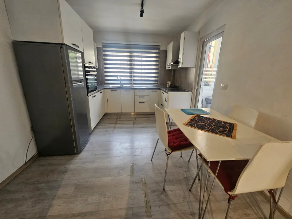 Tirane, jepet me qera apartament 2+1 Kati 1, 720 € (Stacioni i Trenit)