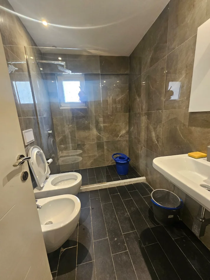 Tirane, jepet me qera apartament 2+1 Kati 1, 720 € (Stacioni i Trenit)