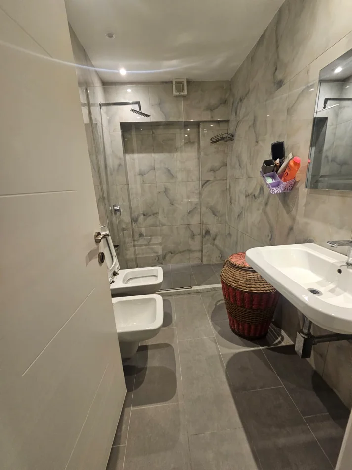 Tirane, jepet me qera apartament 2+1 Kati 1, 720 € (Stacioni i Trenit)