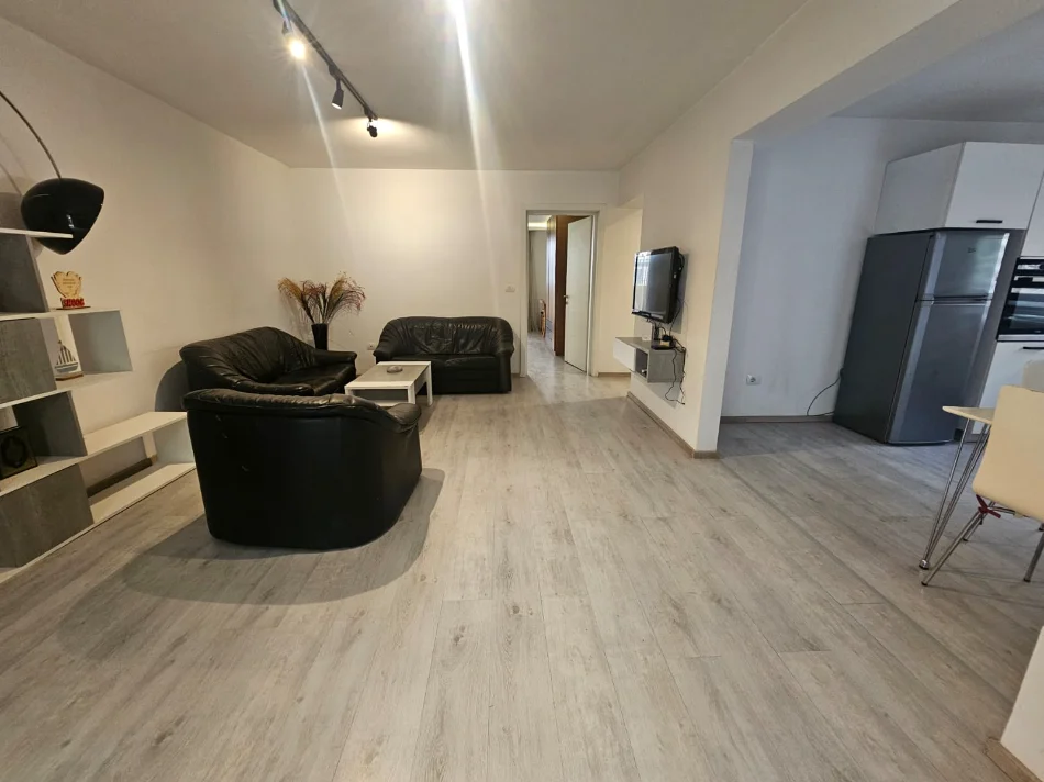 Tirane, jepet me qera apartament 2+1 Kati 1, 720 € (Stacioni i Trenit)