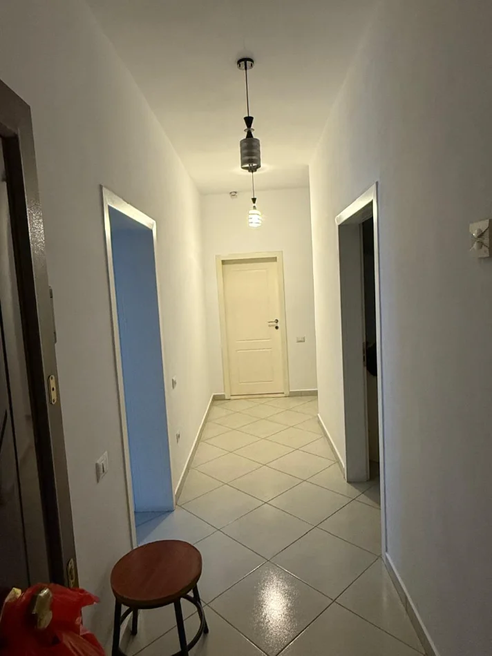 Tirane, jepet me qera apartament 2+1+Ballkon Kati 3, 100 m² 400 € (Institut prane UBT)