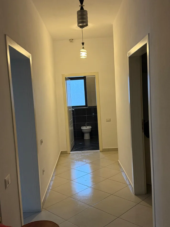 Tirane, jepet me qera apartament 2+1+Ballkon Kati 3, 100 m² 400 € (Institut prane UBT)