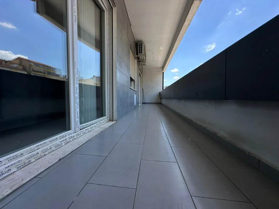 Tirane, jepet me qera apartament 2+1 , 900 € 
