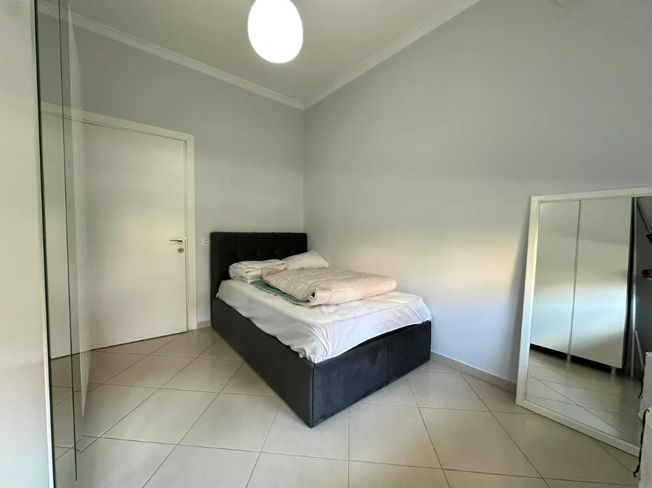 Tirane, jepet me qera apartament 2+1 , 900 € 