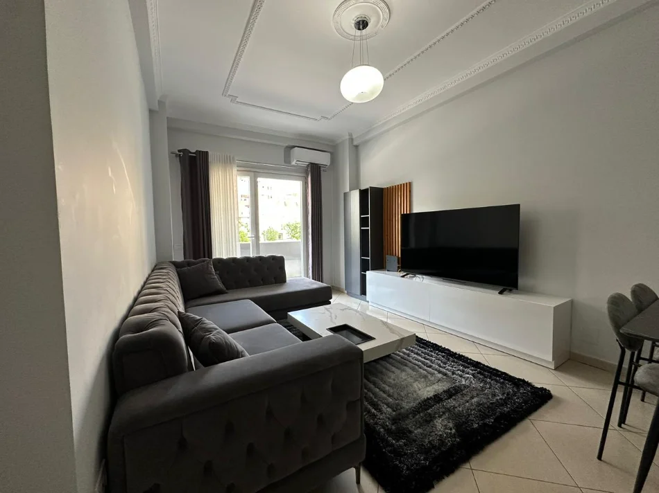 Tirane, jepet me qera apartament 2+1 , 900 € 