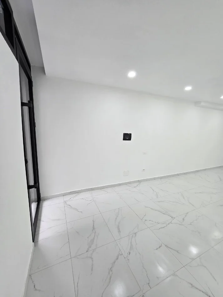 Tirane, shitet dyqan Kati -1, 48 m² 99.000 € (Komuna e Parisit)