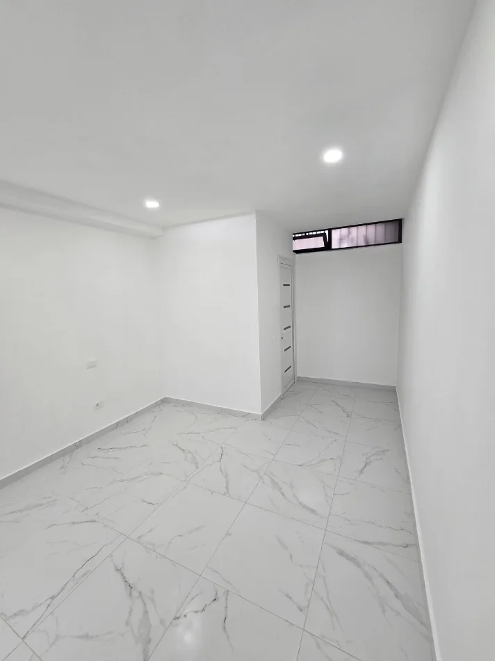 Tirane, shitet dyqan Kati -1, 48 m² 99.000 € (Komuna e Parisit)