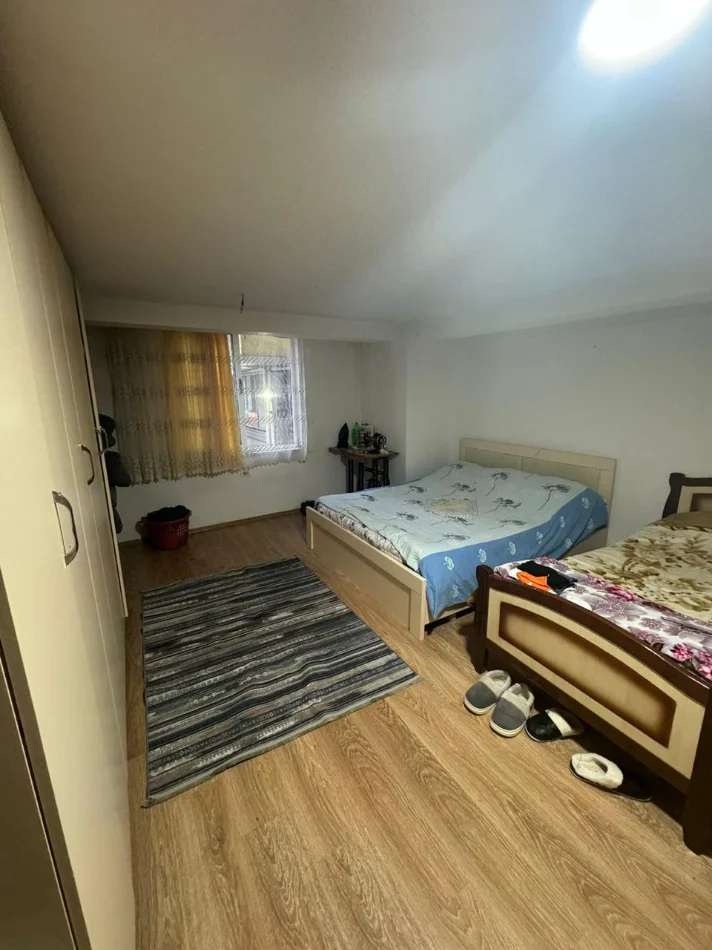 Tirane, jepet me qera apartament duplex 1+1 Kati 1, 55 m² 300 € (Misto Mame, Bar Caffe Ciao)