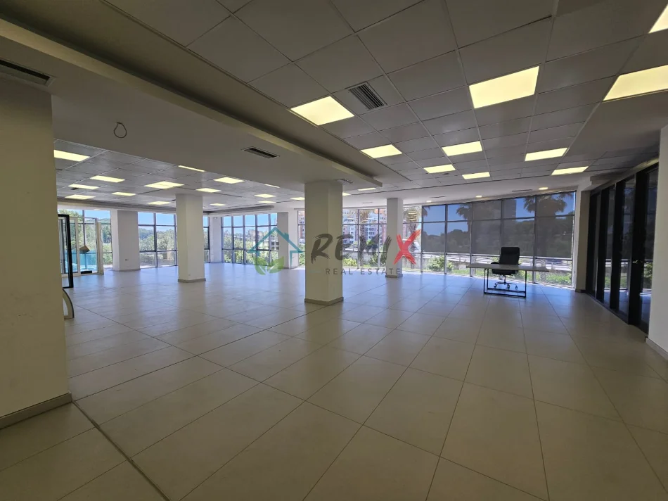Durres, jepet me qera ambjent biznesi Kati 1, 500 m² 2.000 € 