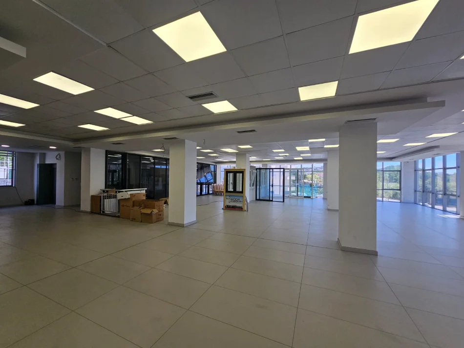 Durres, jepet me qera ambjent biznesi Kati 1, 500 m² 2.000 € 