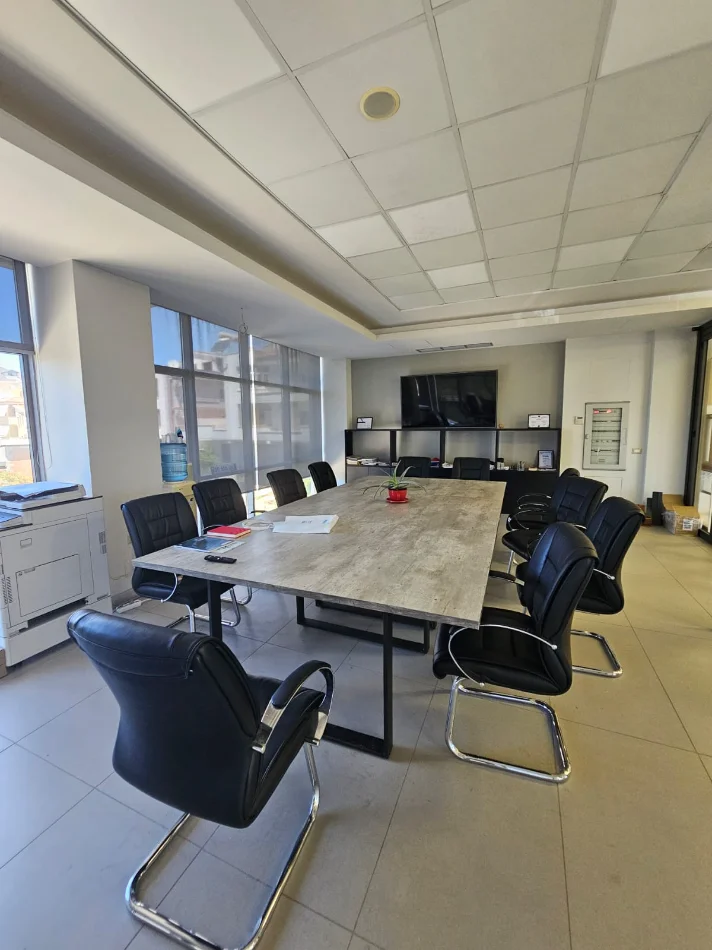 Durres, jepet me qera ambjent biznesi Kati 1, 500 m² 2.000 € 