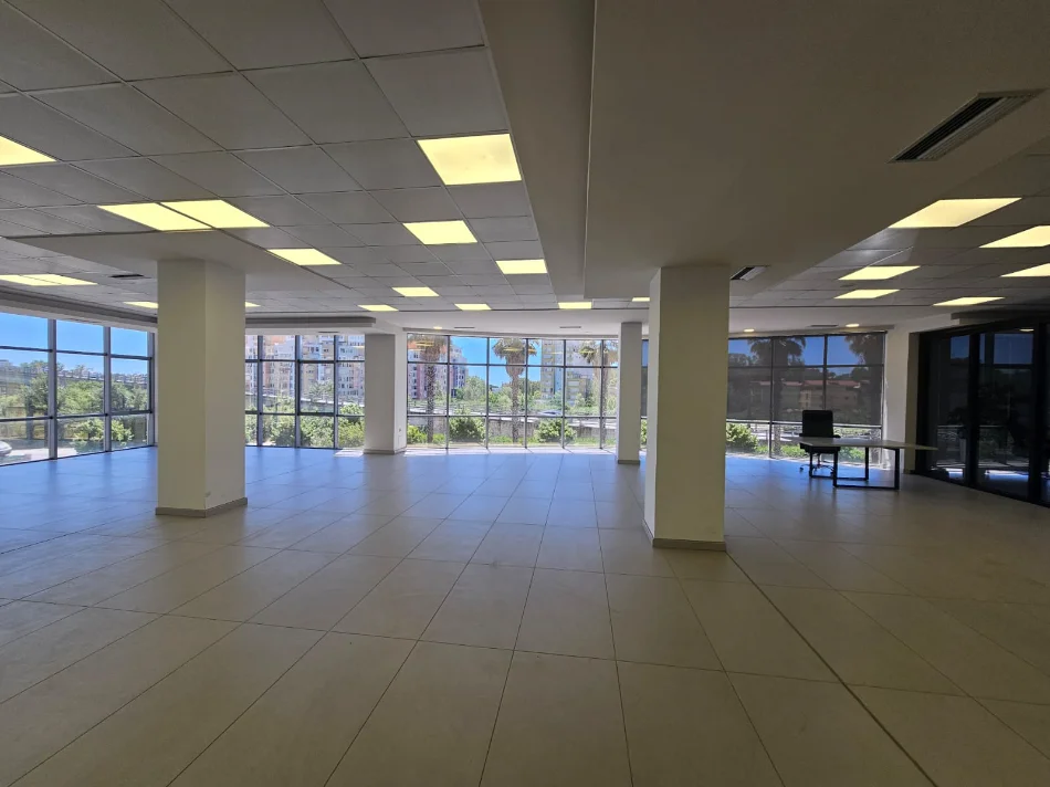 Durres, jepet me qera ambjent biznesi Kati 1, 500 m² 2.000 € 