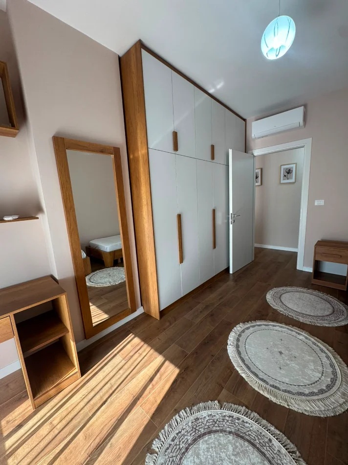 Tirane, jepet me qera apartament 1+1 Kati 1, 550 € (Univers City)