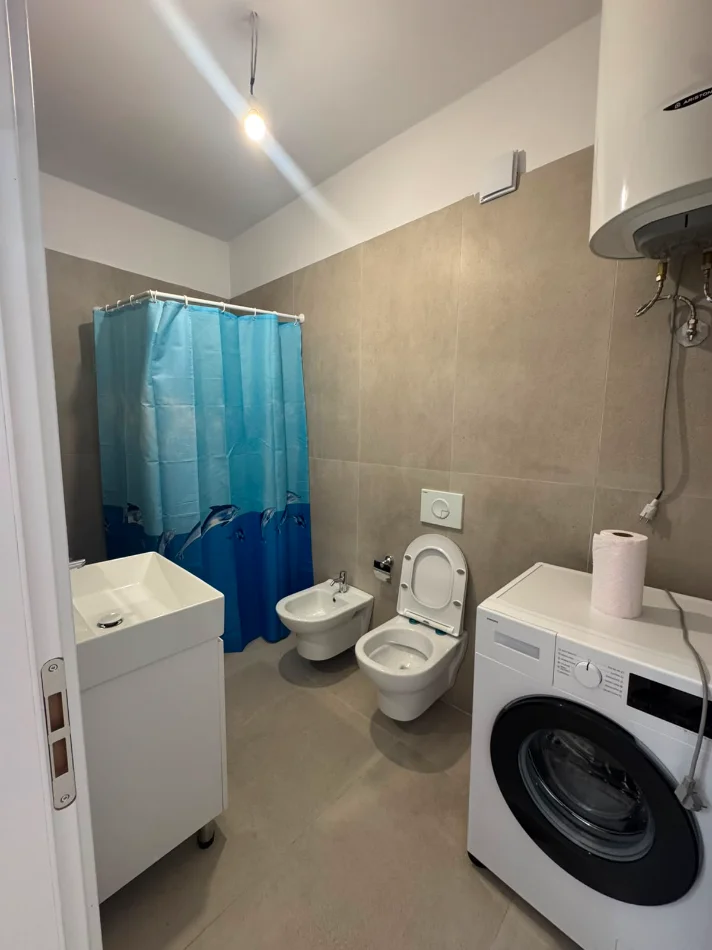 Tirane, jepet me qera apartament 1+1 Kati 1, 550 € (Univers City)