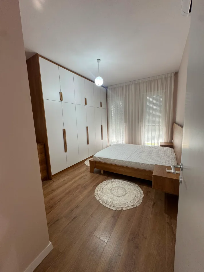 Tirane, jepet me qera apartament 1+1 Kati 1, 550 € (Univers City)