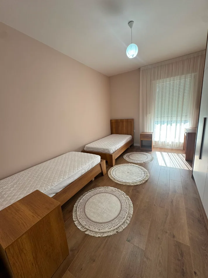 Tirane, jepet me qera apartament 1+1 Kati 1, 550 € (Univers City)