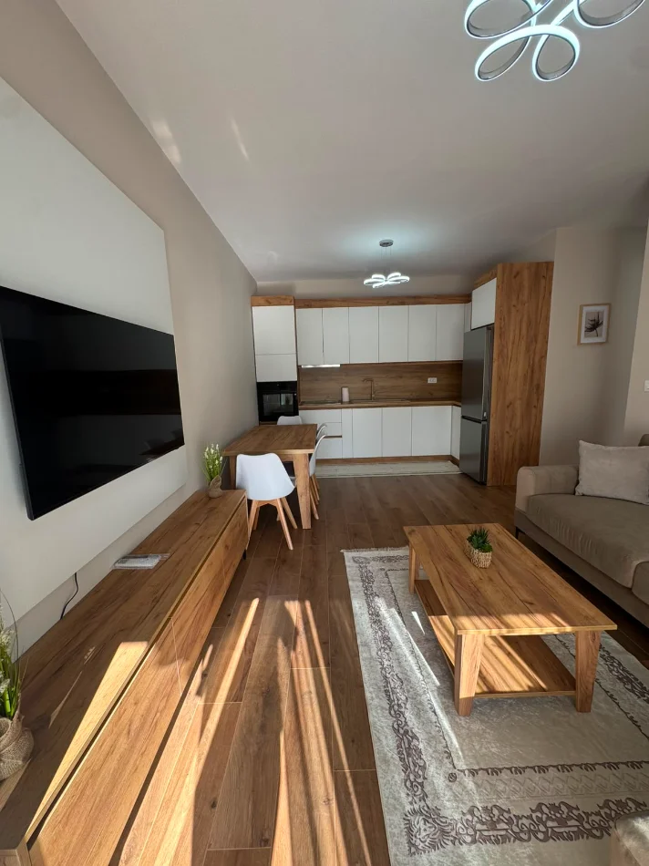 Tirane, jepet me qera apartament 1+1 Kati 1, 550 € (Univers City)