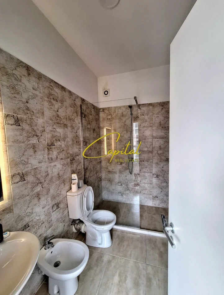Tirane, jepet me qera apartament 2+1 Kati 5, 90 m² 580 € (ALI DEMI)