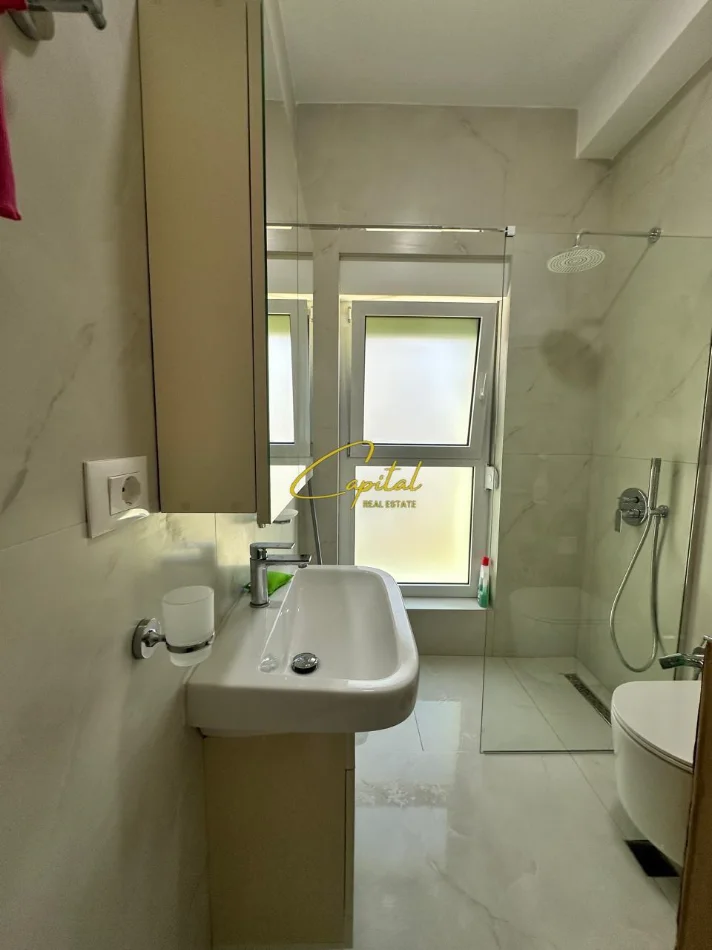 Tirane, jepet me qera apartament 1+1 Kati 2, 60 m² 400 € (ALI DEMI)