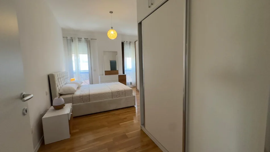 Tirane, jepet me qera apartament 2+1+2 +Post Parkimi, Kati 2, 123 m² 1.300 € (Rruga e Barrikadave)