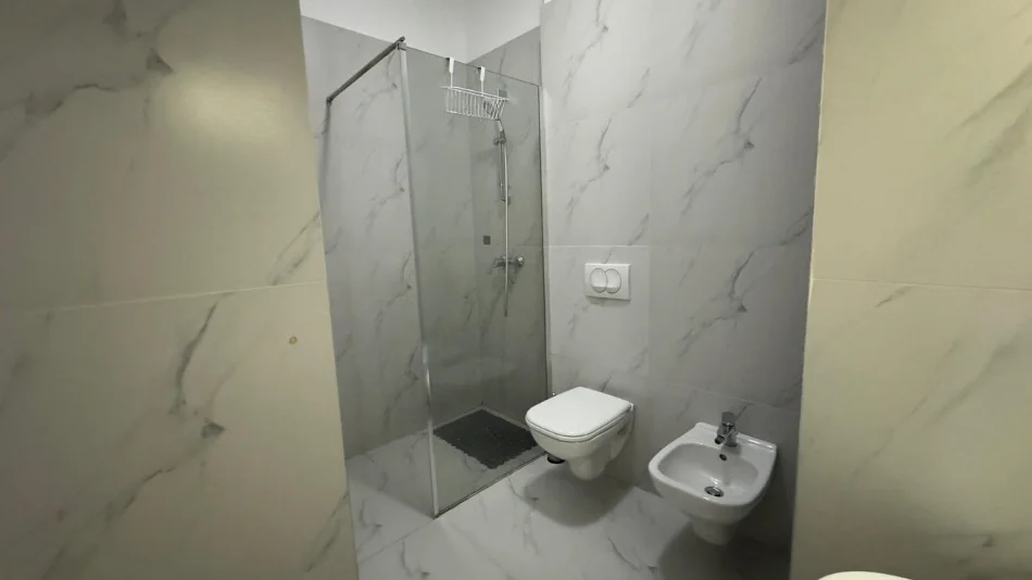 Tirane, jepet me qera apartament 2+1+2 +Post Parkimi, Kati 2, 123 m² 1.300 € (Rruga e Barrikadave)