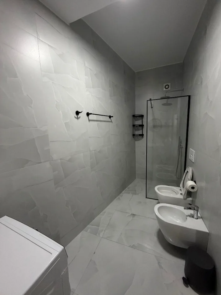Tirane, jepet me qera apartament 1+1 Kati 5, 68 m² 450 € (Kompleksi Kaimi) Ali Dem 📍