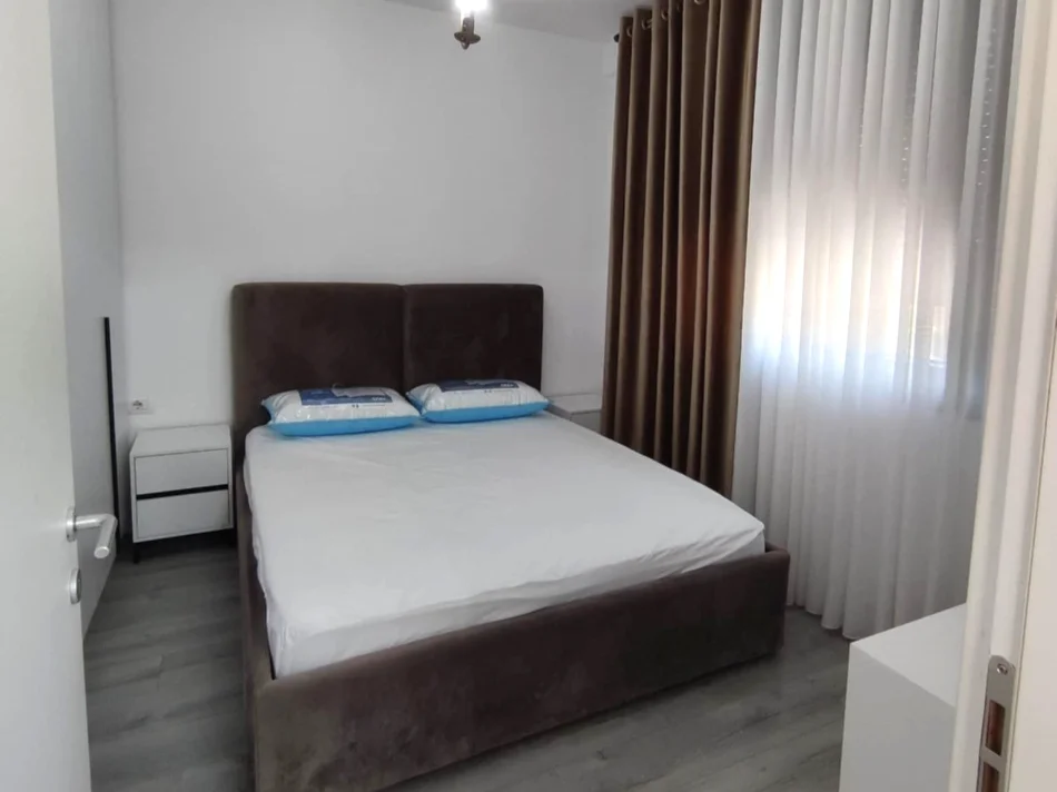 Tirane, jepet me qera apartament 1+1 Kati 2, 60 m² 469 € (Rruga Konferenca e Pezes)