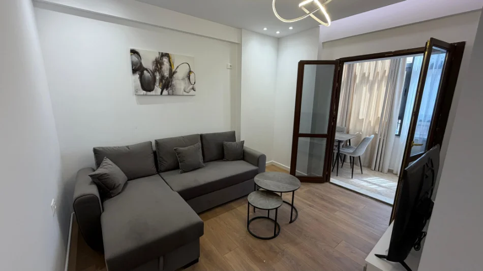 Tirane, jepet me qera apartament 1+1 Kati 1, 53 m² 650 € (Komuna e Parisit, Tiranë)