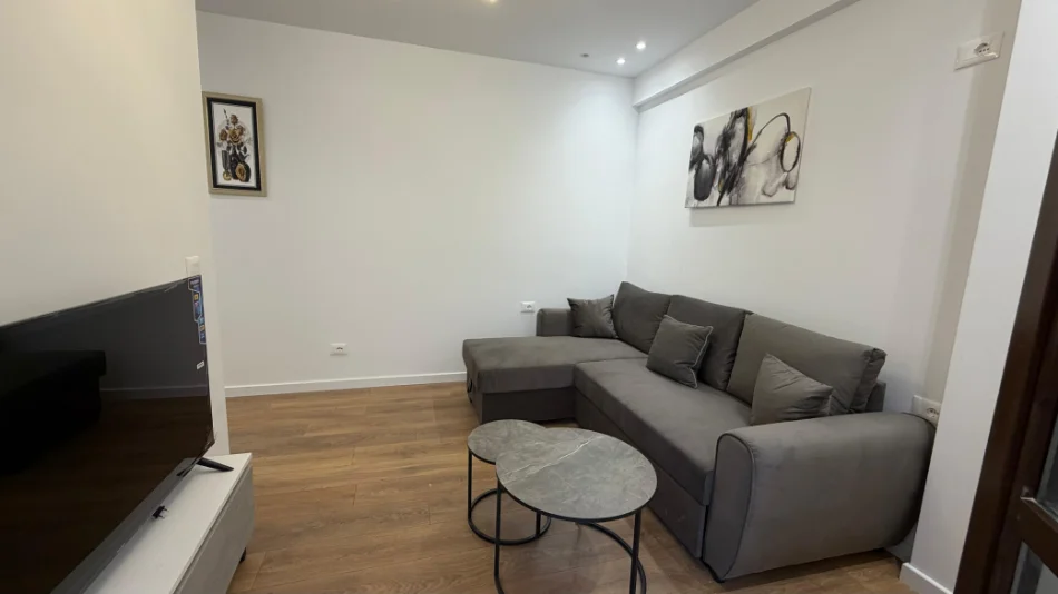 Tirane, jepet me qera apartament 1+1 Kati 1, 53 m² 650 € (Komuna e Parisit, Tiranë)