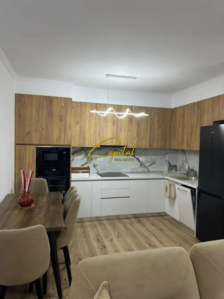 Tirane, jepet me qera apartament 1+1 Kati 5, 60 m² 480 € (YZBERISHT)