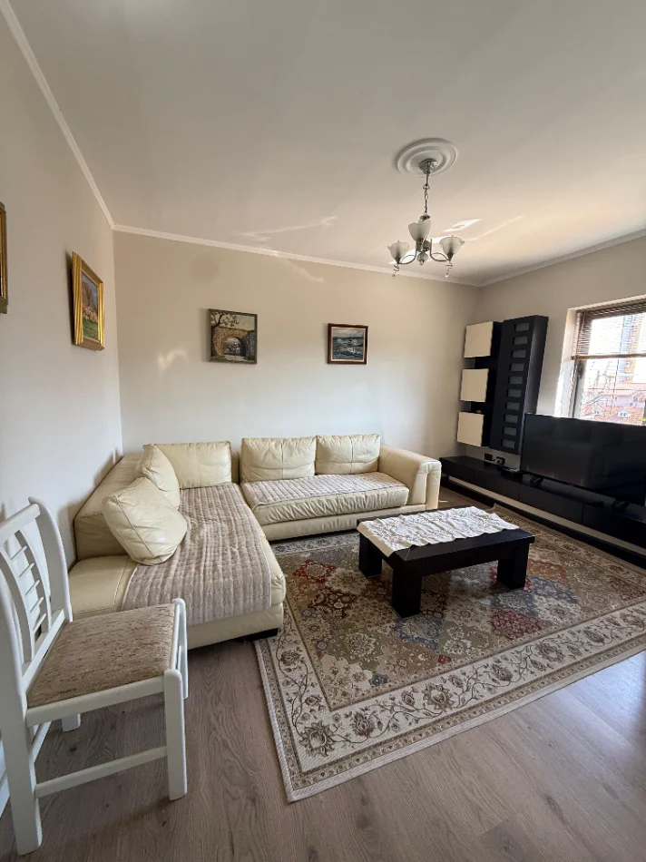 Tirane, jepet me qera apartament 2+1+Ballkon Kati 4, 87 m² (Qender, Rruga Fortuzi)