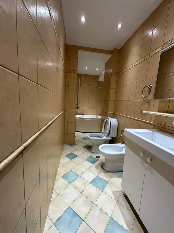Tirane, jepet me qera apartament 2+1 , 700 € 