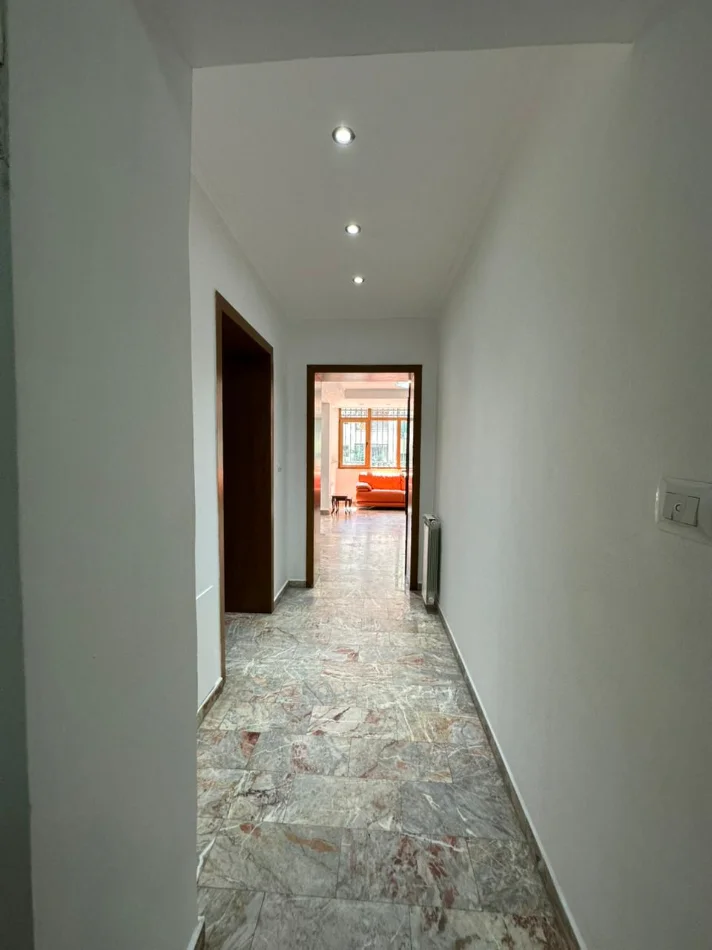 Tirane, jepet me qera apartament 2+1 , 700 € 