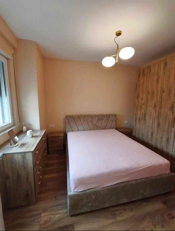 Tirane, jepet me qera apartament 1+1+Ballkon Kati 6, 65 m² 500 € (Laprake)