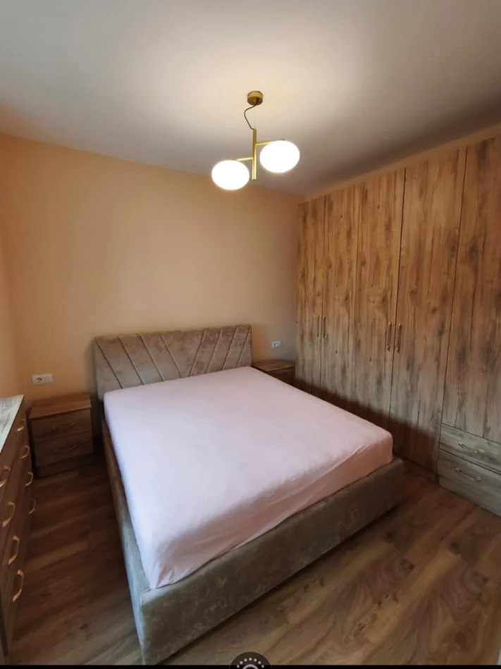 Tirane, jepet me qera apartament 1+1+Ballkon Kati 6, 65 m² 500 € (Laprake)