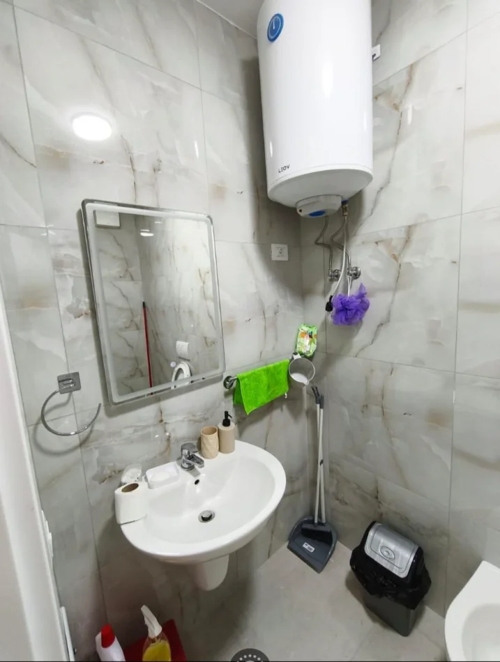 Tirane, jepet me qera apartament 1+1+Ballkon Kati 6, 65 m² 500 € (Laprake)
