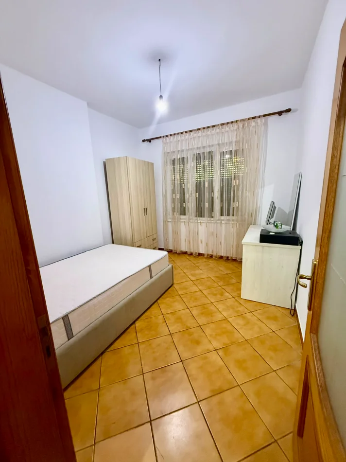 Tirane, jepet me qera apartament 2+1+Aneks Kati 5, 75 m² 500 € (Kryqezimi Brrylit)